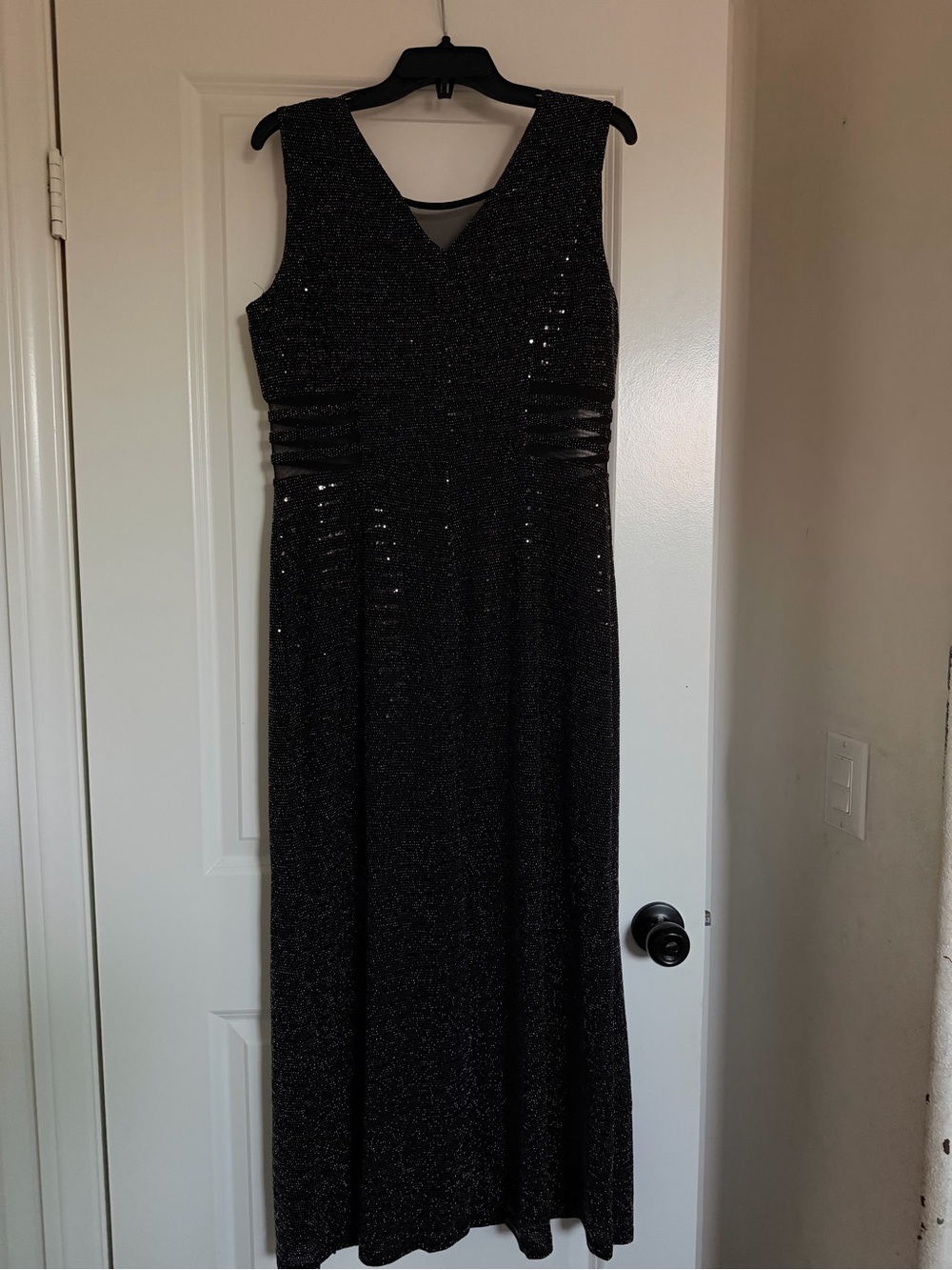 Elegant Black Sequined V-Neck Evening Dress